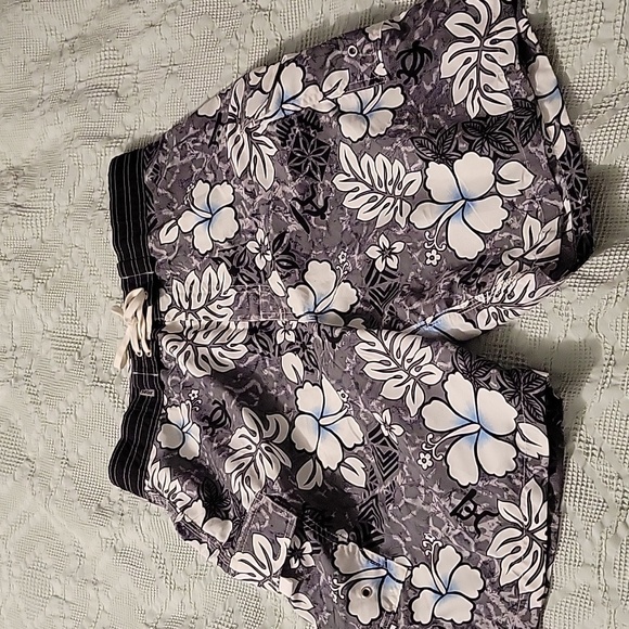Xelos Cargo Board Shorts. Waist 34. Inseam 9. - Picture 1 of 7